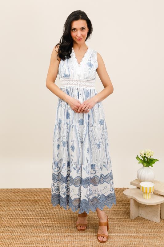 Robe brodée 8077
