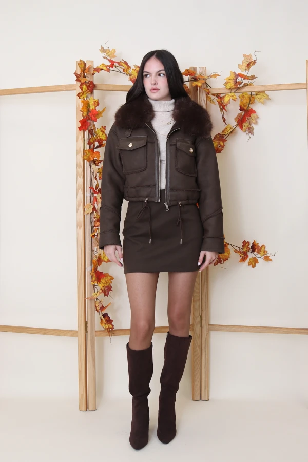 Veste en similicuir avec col en fausse fourrure volumineuse, poches plaquées à rabat effet verni et boutons dorés. Fermeture zippée sur le devant et cordons ajustables à la taille .
 | Valora Select