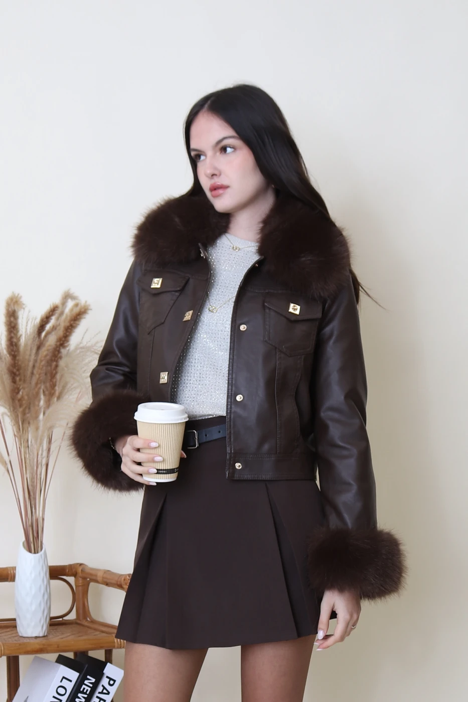 Veste en pu avec col et poignets en fourrure synthétique amovible, fermeture pression devant, poches plaquées à la poitrine, poches latérales, doublure chaude  en fausse fourrure . | Valora Select