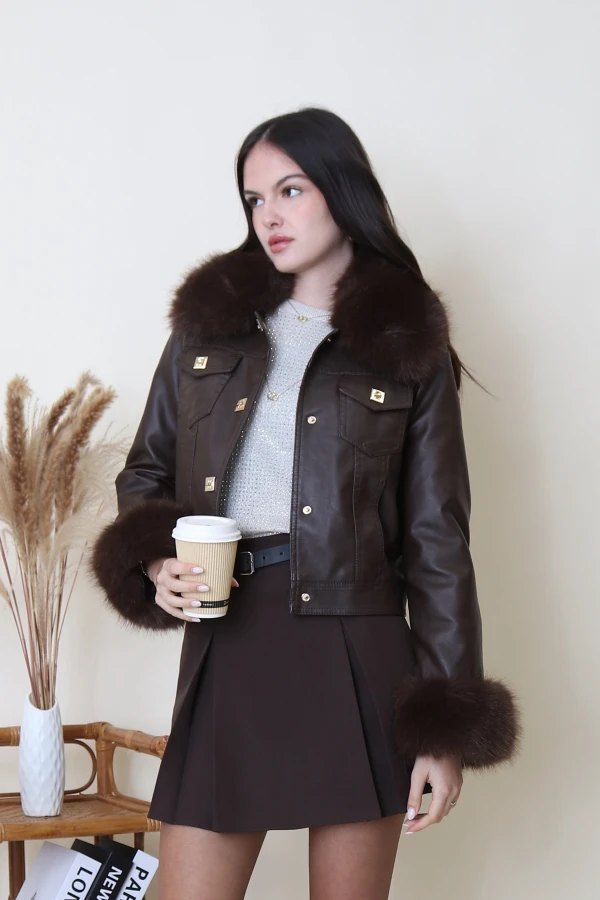 Veste en pu avec col et poignets en fourrure synthétique amovible, fermeture pression devant, poches plaquées à la poitrine, poches latérales, doublure chaude  en fausse fourrure . | Valora Select