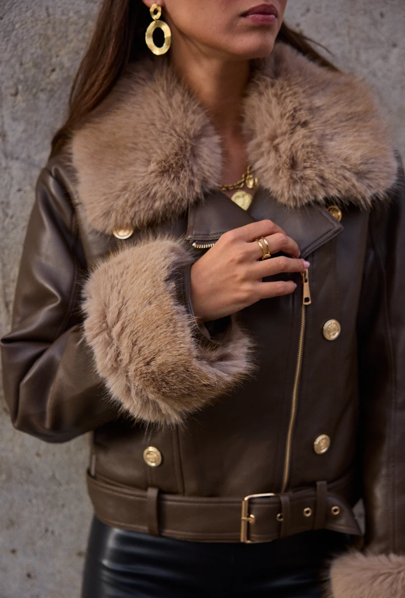 veste biker avec col et poignets en fausse fourrure démontable , fermeture par zip , ceinture dans le bas , boutons pressions décoratifs avec logo, doublure chaude en fausse fourrure . | Valora Select