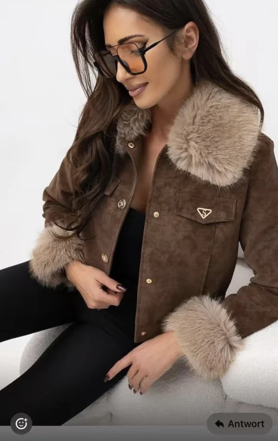 Veste simili cuir effet daim doublée en fourrure chaude, col et poignets en fausse fourrure détachable , poches décoratives avec logo métallique doré, fermeture par boutons dorés avec Logo . | Valora Select