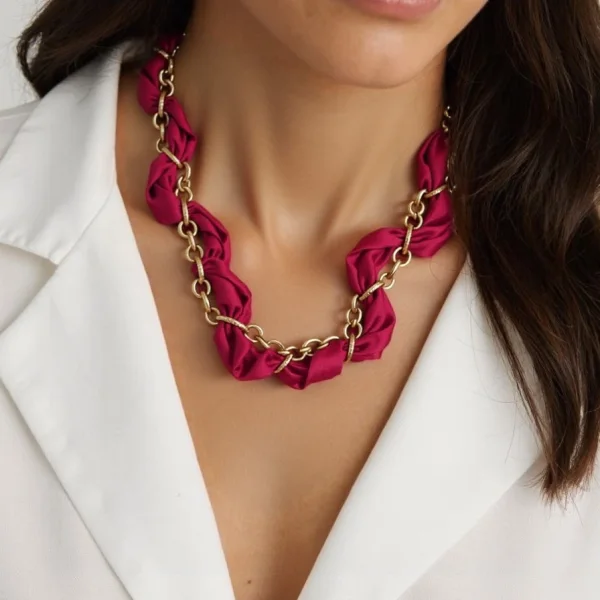 FOULARD EN SATIN ORNE D’UNE CHAÎNE EN ACIER INOXYDABLE  | Bijoux fantaisie en acier inoxydable