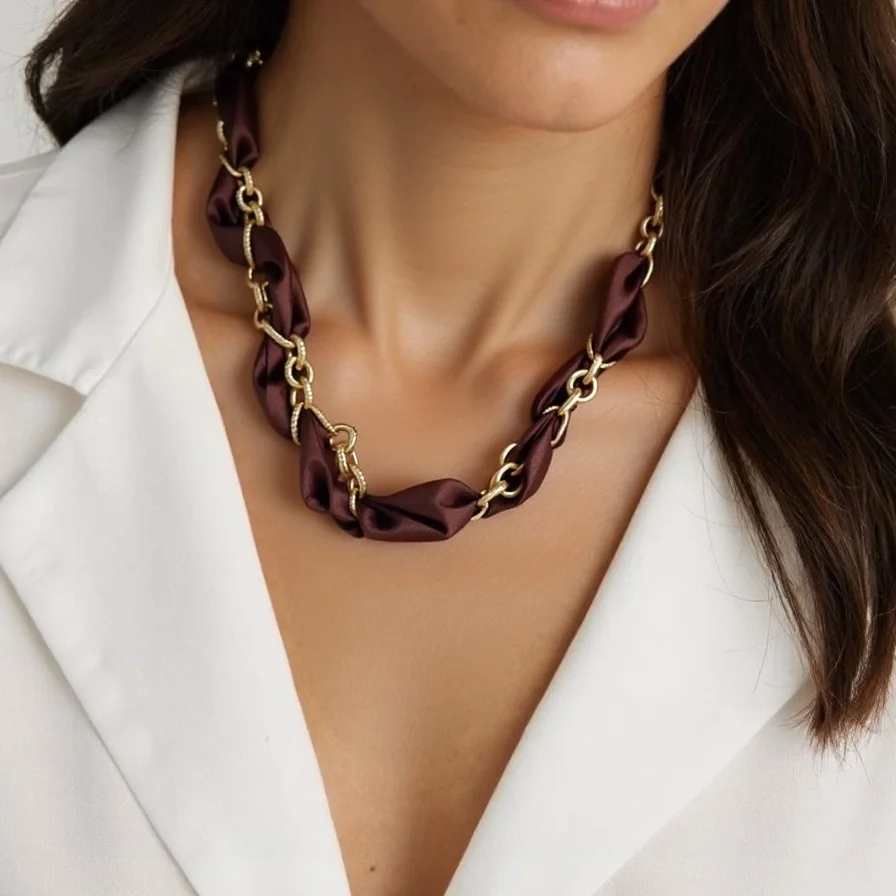 FOULARD EN SATIN ORNE D’UNE CHAÎNE EN ACIER INOXYDABLE  | Bijoux fantaisie en acier inoxydable