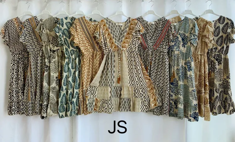 MulherVestidos de distribuidor de roupas KJ design em Itália