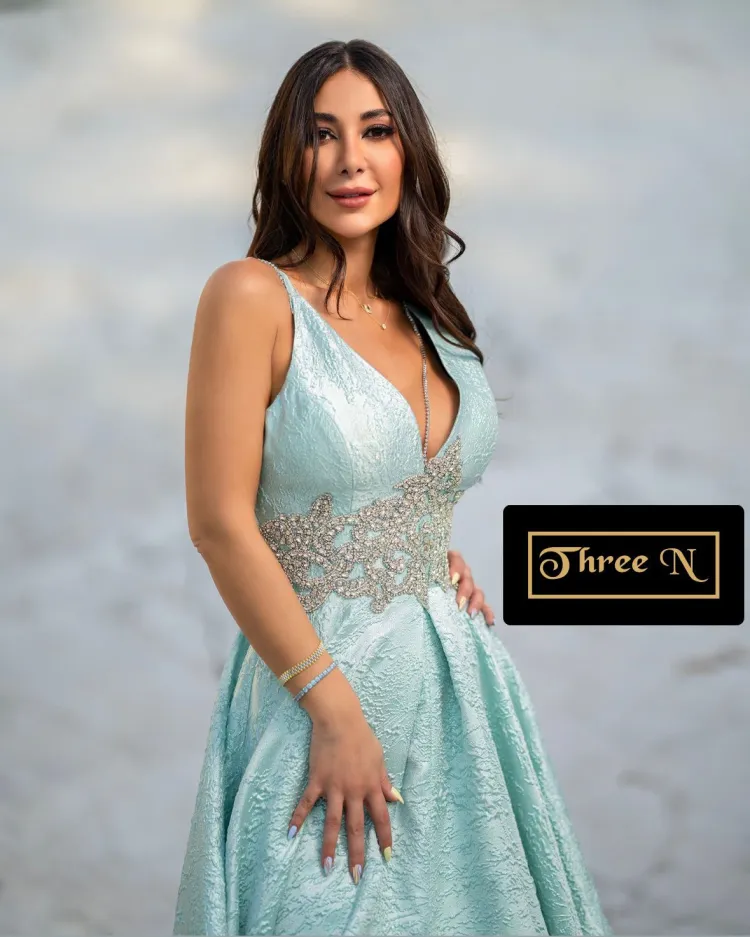 MulherVestidos de distribuidor de roupas THREE N  couture em Turquia