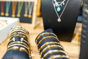 Bijoux du grossiste en vêtements Mrh accessories en Italie